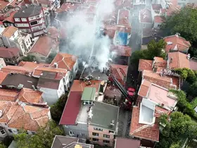 Beşiktaş’ta alevlere teslim olan 4 katlı ahşap bina çöktü: Yangın yan binaya sıçradı
