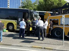 Beşiktaş’ta İETT otobüsüyle iş makinesi çarpıştı:1’i ağır 5 yaralı

