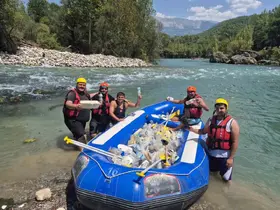 Beşkonak’ta raftingciler kürekleri bırakıp çöp topladı
