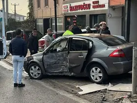 Beton direğe çarpan otomobil sürücüsü yaralandı
