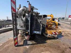 Beton pompası kamyonu bariyerlere çarpıp yan yattı
