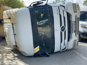 Beykoz’da hafriyat kamyonu devrildi: 1 yaralı
