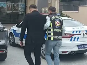 Beylikdüzü’nde araç sürücü motosikletliye saldırdığı anlar kamerada
