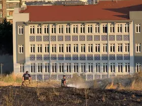 Beylikdüzü’nde otluk alanda korkutan yangın: Alevler sitelere kadar yaklaştı
