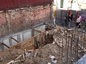 Beyoğlu’nda inşaat alanında göçük: Bir işçi beline kadar toprak altında kaldı
