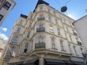 Beyoğlu’nda otelin terasından düşen aşçı hayatını kaybetti
