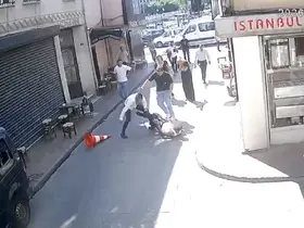 Beyoğlu’nda sarkıntılık iddiası kanlı bitti: Tekme, tokat ve dubayla dövülen şahıs bıçaklandı
