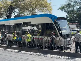 Beyoğlu’nda Tramvay raydan çıktı, yolcular tahliye edildi
