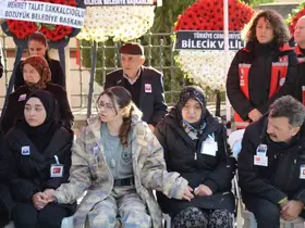 Bilecikli şehidin evinde helallik alınırken kardeşi abisinin üniformasını giydi
