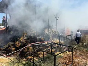 Bilecik’te iki köyde çıkan yangında çok miktarda saman balyası yandı

