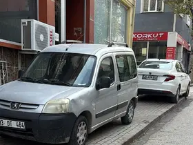 Bilecik’te kaldırımdaki araçlar yayaları çileden çıkarıyor
