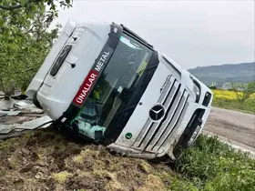 Bilecik’te kontrolden çıkan tır devrildi
