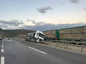 Bilecik’te kontrolden çıkan tır orta refüje çarparken, sürücüsü yaralandı
