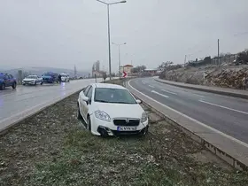 Bilecik’te lastiği patlayan otomobil orta refüje girdi: 1 yaralı
