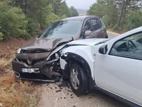 Bilecik’te seyir halinde kafa kafaya çarpıştılar; 3 yaralı
