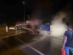 Bilecik’te seyir halindeki tırın lastiği tutuştu
