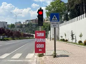 Bilecik’te trafik ışıklarına asılan reklamlar tepkilere neden oldu
