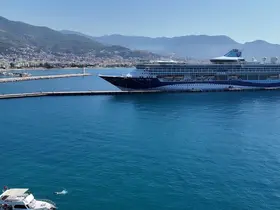 Bin 924 yolcu 734 mürettebatlı dev gemi Alanya’ya demir attı
