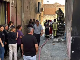 Bina girişindeki odunluk alev aldı
