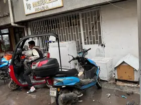 Binadan dökülen parçalar aşağıdaki motosikletlere zarar verdi
