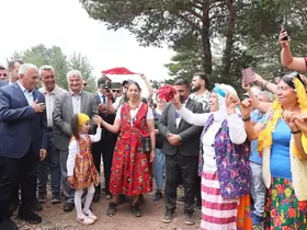 Binali Yıldırım Refahiye’deki Orçul Festivali’nde vatandaşlarla buluştu
