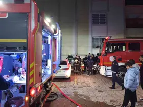 Binanın girişinde çıkan yangın korkuttu
