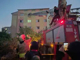 Bingöl’de 16 dairelik bina alevlere teslim oldu: Mahsur kalanları itfaiye merdivenle kurtardı
