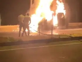 Bingöl’de hafif ticari araç alev alev yandı
