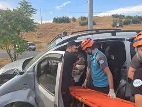 Bingöl’de hafif ticari araç aydınlatma direğine çarptı: 1 yaralı
