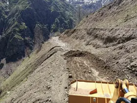 Bingöl’de heyelan sonrası yol açma çalışmaları sürüyor
