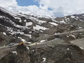 Bingöl’de heyelan sonucu çöken ve kayan yolda çalışmalar başladı
