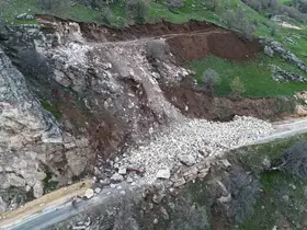 Bingöl’de heyelan yolu kapattı
