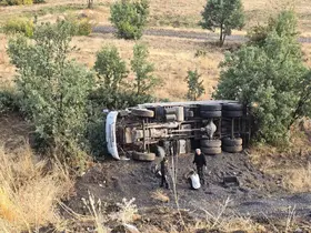 Bingöl’de kamyon devrildi: Sürücü ağır yaralandı
