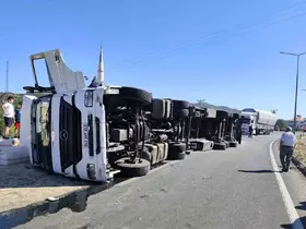 Bingöl’de saman yüklü kamyon devrildi, yol trafiğe kapandı
