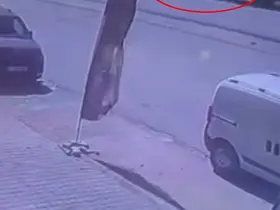 Binmek için kapısını açtığı otomobil, çarpmayla yerinden fırladı: O anlar kamerada
