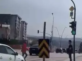 Bir adım hayat kurtardı… Kırmızı ışıkta yola atladı, facia teğet geçti
