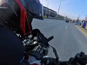 Bir anda şerit değiştirdi, motosikletler çarpıştı

