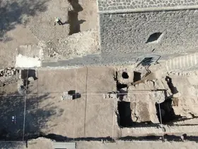 Bir asırdır toprak altında olan Diyarbakır surlarının 1.35 metresi gün yüzüne çıkartıldı
