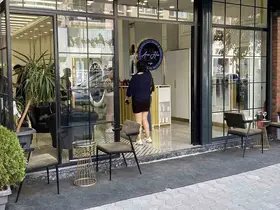 Bir kadın 4 dükkanın önündeki dekorasyon malzemelerini çaldı
