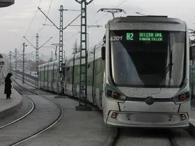 Bir kişi tramvay yoluna düştü