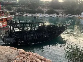 Bir teknede başlayan yangın diğerlerine de sıçradı: 6 tekne zarar gördü
