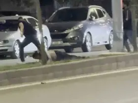 Bir tokatla yere serdiği şahsı sürükleyerek götürdü, o anlar kamerada
