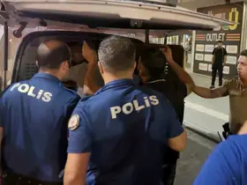 Biri oynayarak, diğeri zorla gözaltına alındı: İlginç anlar kamerada
