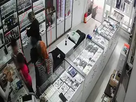 Birini satın aldı, diğerini çaldı: O anlar kamerada
