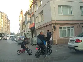 Bisikletli çocuk aracın altında kalmaktan son anda kurtuldu
