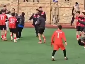 Bitiş düdüğü ile birlikte yeşil saha ringe döndü
