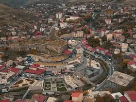 Bitlis’in tarihi çarşısı sonbaharın eşsiz renkleriyle görüntülendi
