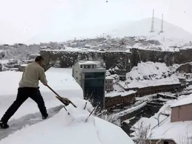 Bitlis’te çatılarda kar küreme seferberliği
