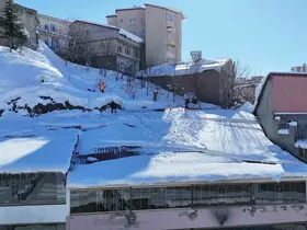 Bitlis’te çatılarda tehlikeli kar temizliği
