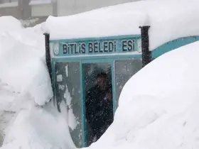 Bitlis’te kar, tipi ve fırtına: 211 köy yolu ulaşıma kapandı
